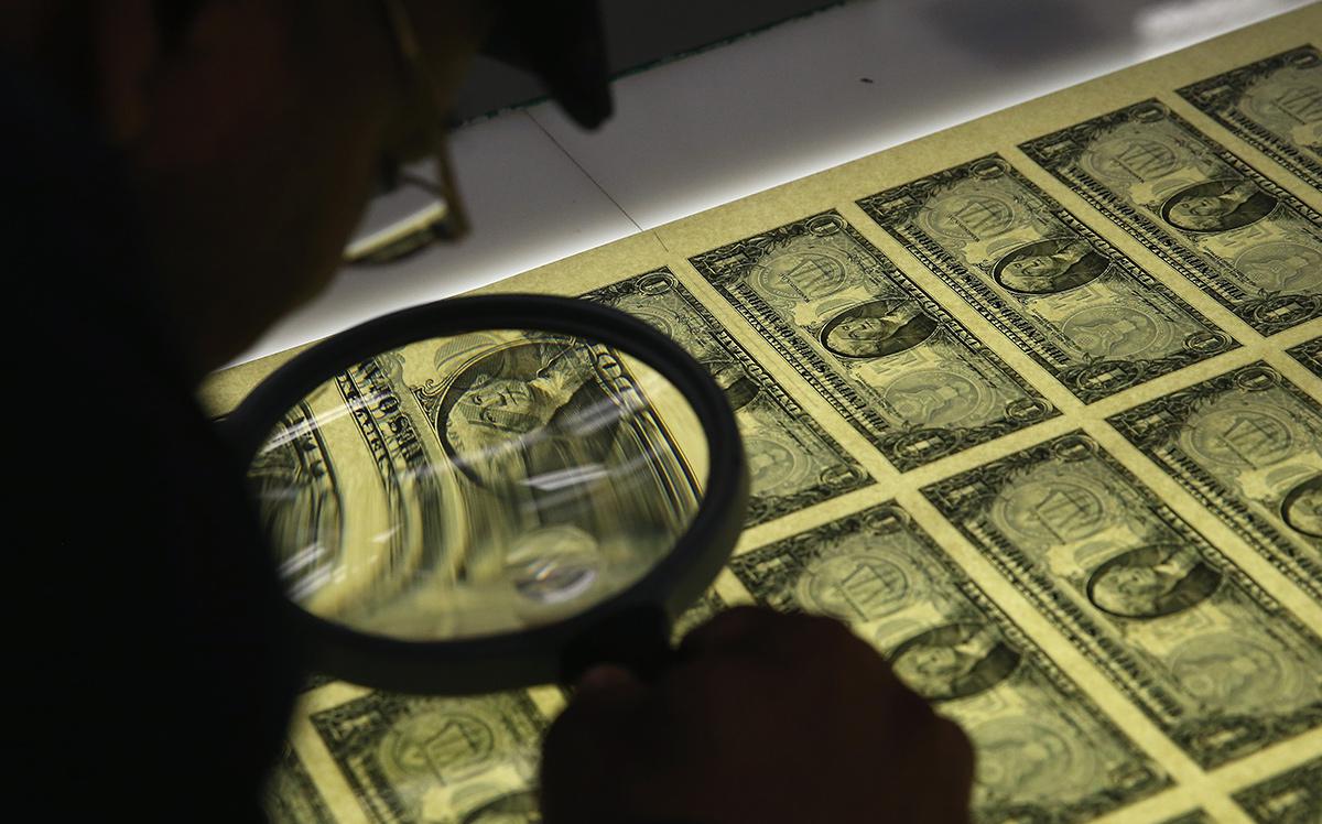 Bloomberg рассказал, как Россия вызвала реакцию на гегемонию доллара
