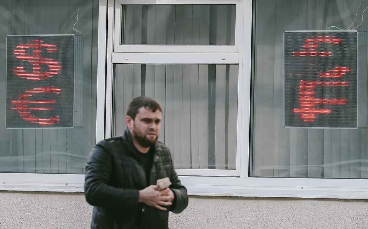 Опрошенные ЦБ аналитики ухудшили прогноз курса рубля