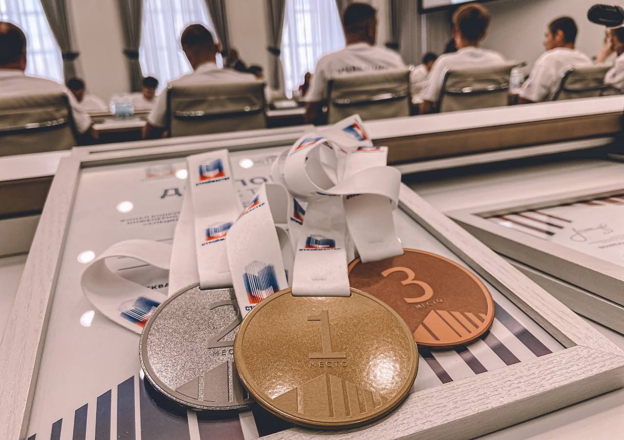 Лучших строительных мастеров наградили в Минстрое России