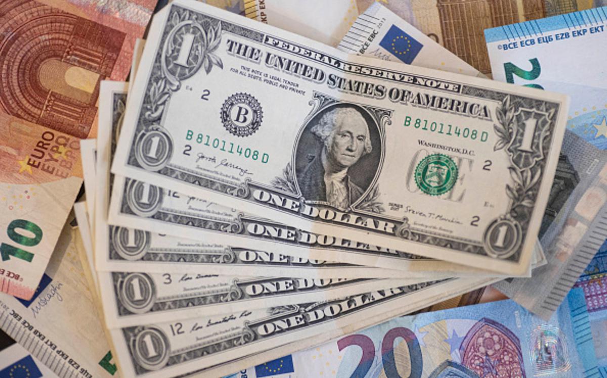 Объем наличной валюты у россиян сократился на ₽17,8 млрд