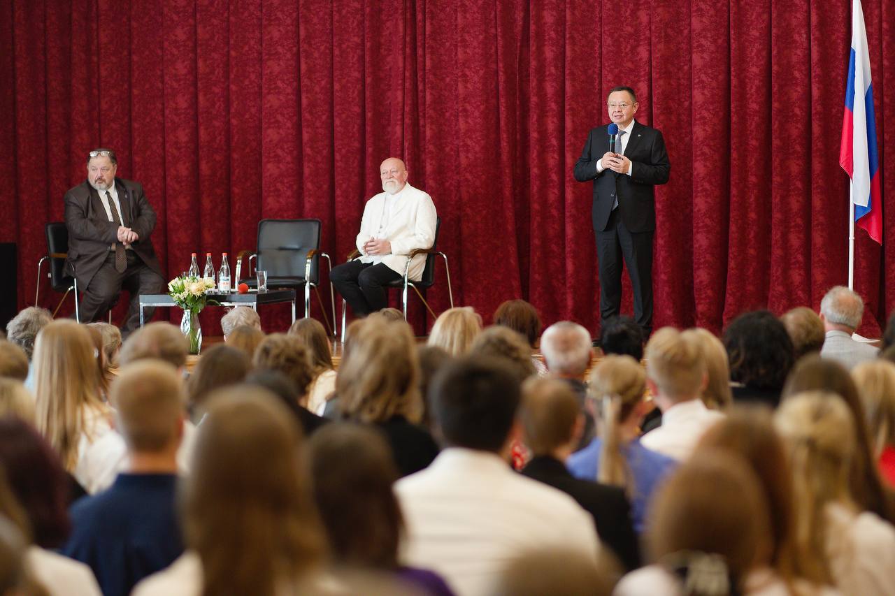 Глава Минстроя поздравил с началом учебного года студентов МАРХИ