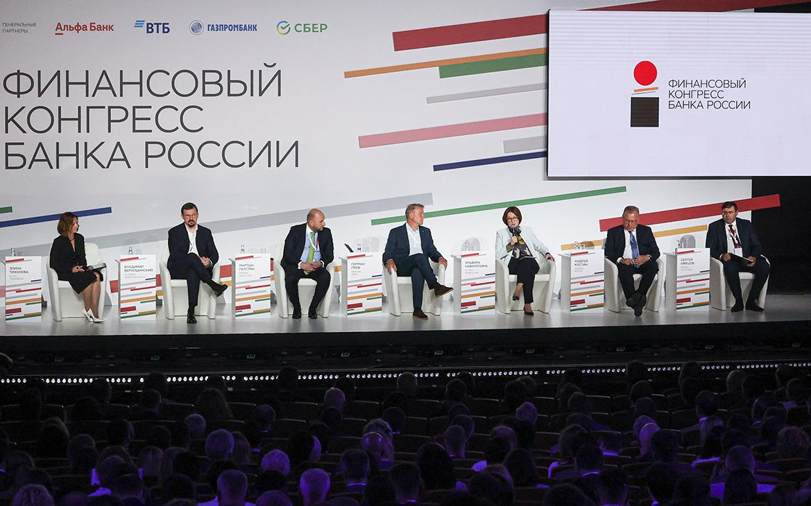 Падение рубля, возврат в 1990-е, крипта в «Сбере». Главное с конгресса ЦБ