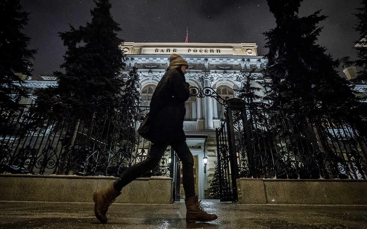 ЦБ вернется к покупкам золота у банков после новых санкций против них