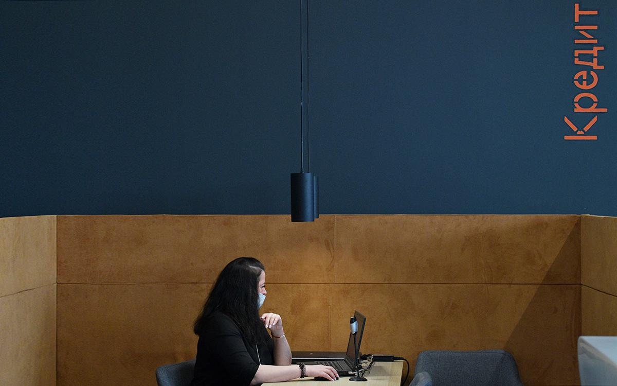 Выдачи кредитов россиянам превысили 1 трлн руб. впервые с февраля