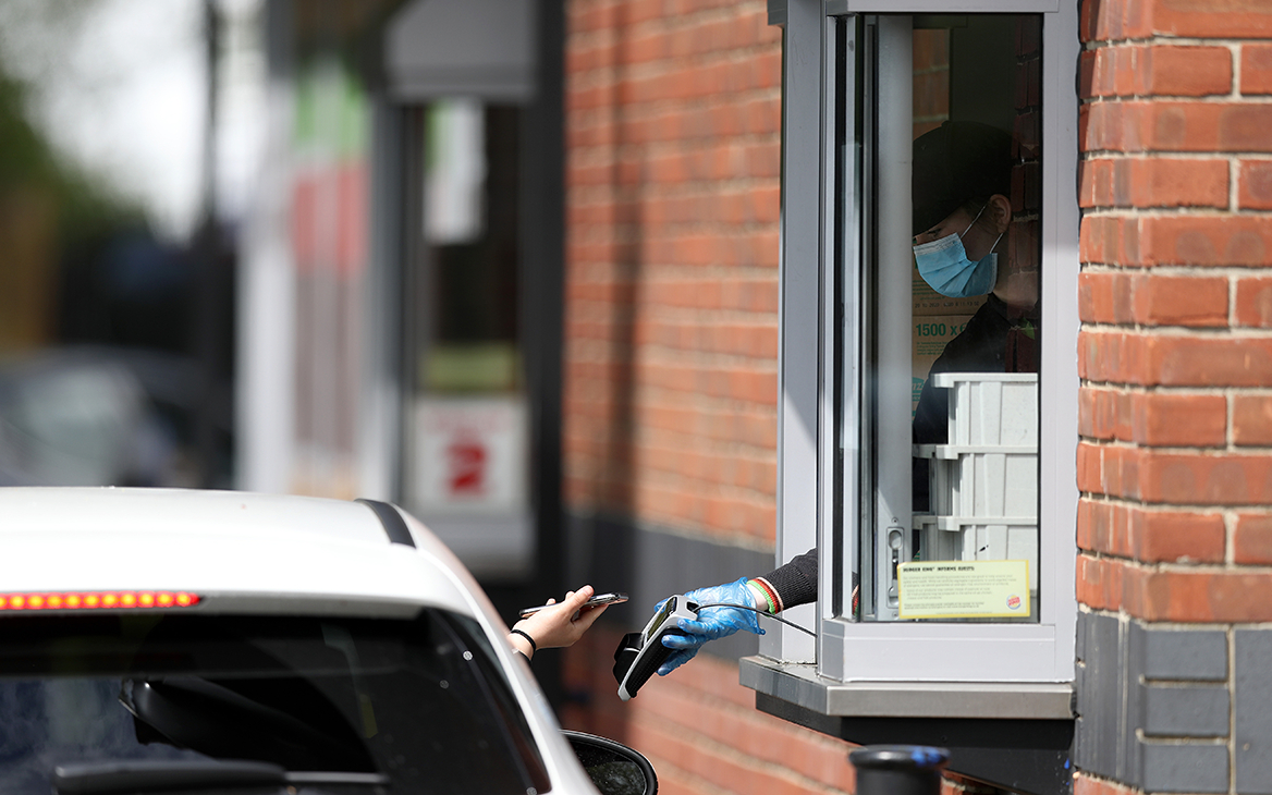 «Сбер» сообщил о возможности пользоваться картами за рубежом и Apple Pay