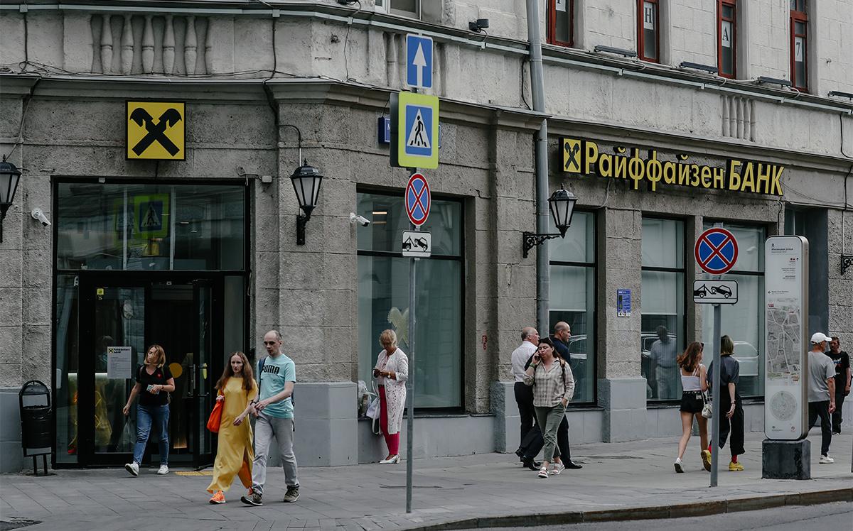 Почему Райффайзенбанк ограничил прием валюты и рублей у россиян