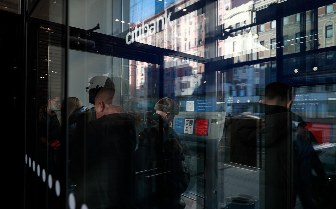 «Коммерсантъ» узнал, что Ситибанк попросил бизнес перейти в другие банки