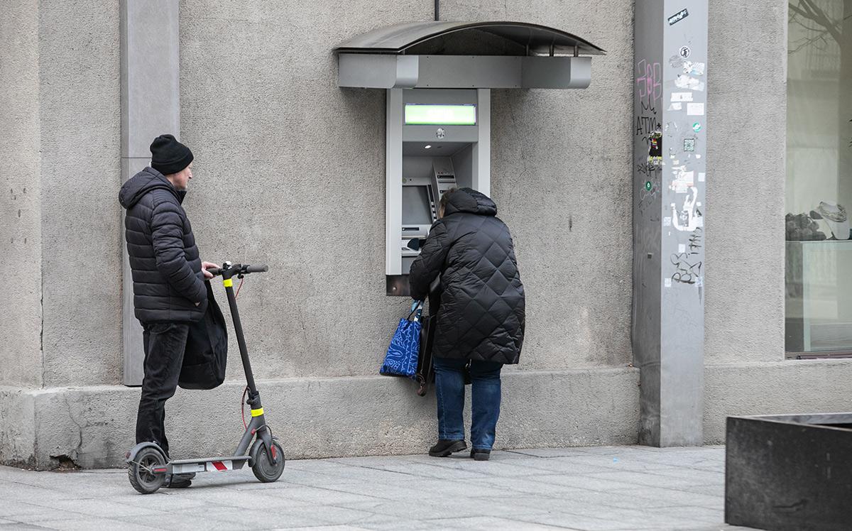 Банки предложили в разы снизить размер бесплатных переводов самому себе