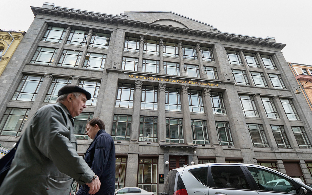 Минфин связал снятие запрета на вывод инвестиций с разморозкой активов ЦБ