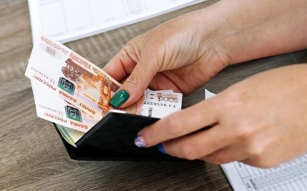 Спрос на наличные в России за пятницу и выходные превысил 100 млрд руб.