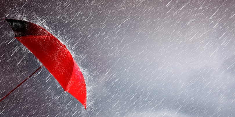 «Стакан наполовину пуст»: как защитить деньги в кризис и заработать после