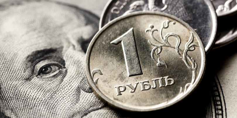 «Сбер» спрогнозировал ослабление доллара до ₽67,5 на торгах 10 января