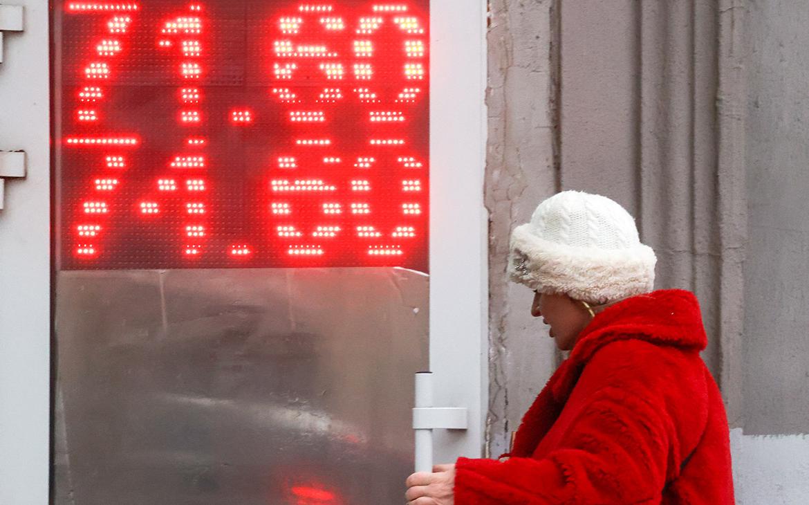 Доллар впервые с апреля подорожал до ₽71, евро — до ₽76