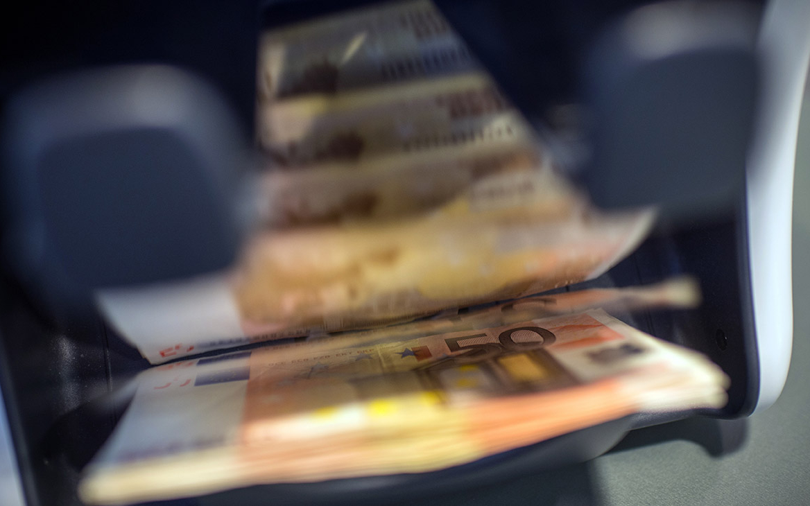 ЦБ решил не смягчать ограничения на продажу наличной валюты до сентября