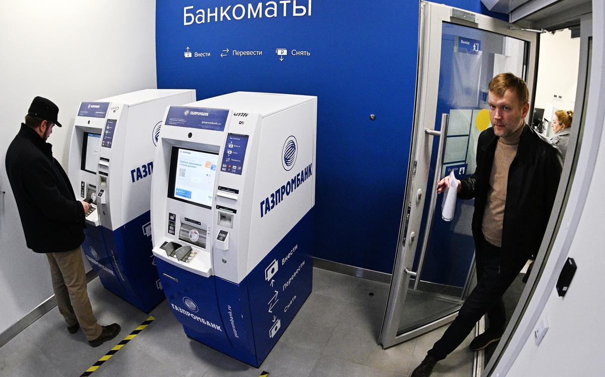 Банки начали ужесточать условия снятия наличных через банкоматы