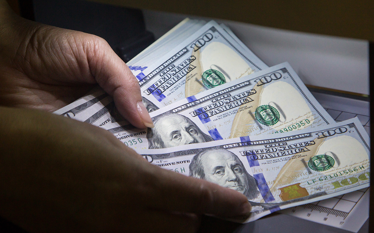 ЦБ проверит введение банками комиссий на обслуживание валютных счетов