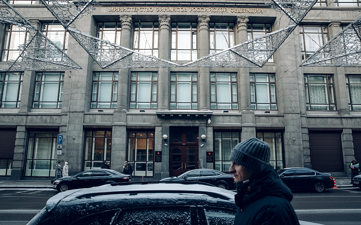 Минфин отменил аукционы по продаже госдолга на фоне обвала рынка