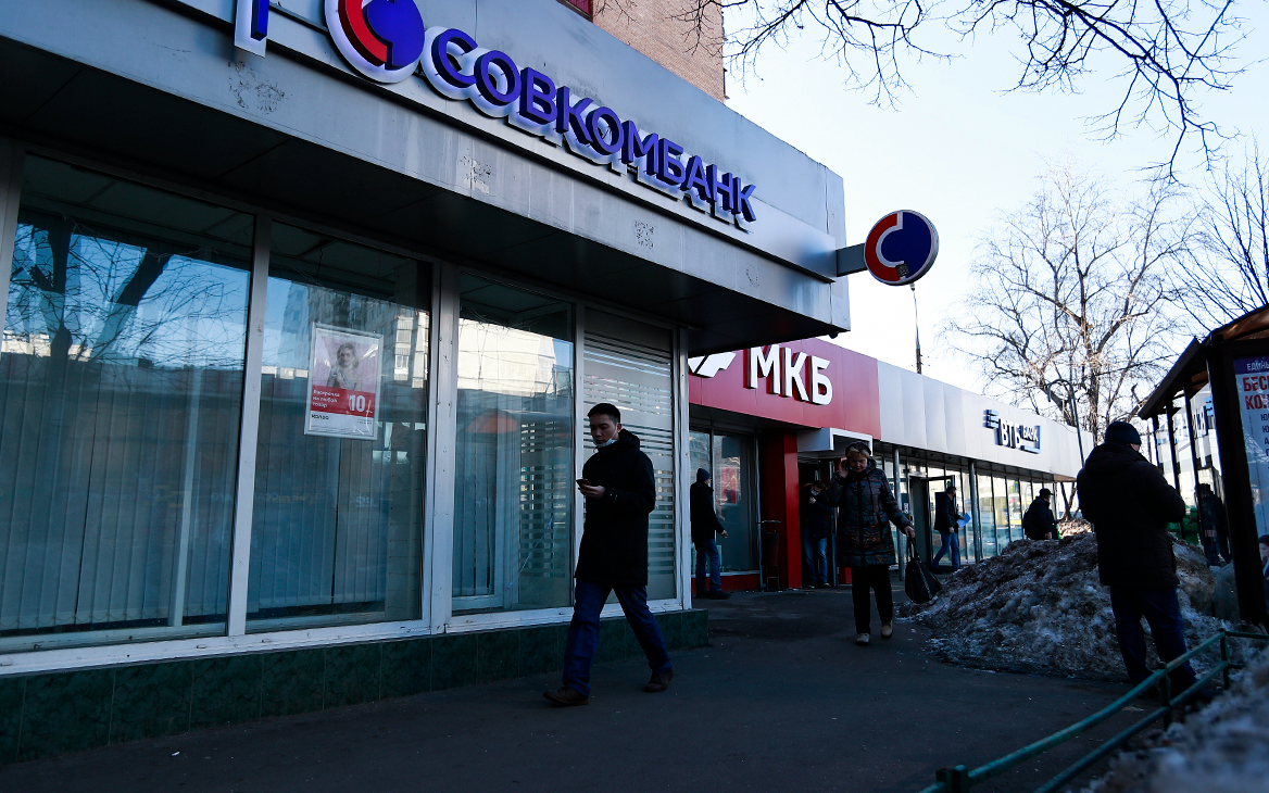 Как введение санкций против крупных банков отразится на их клиентах