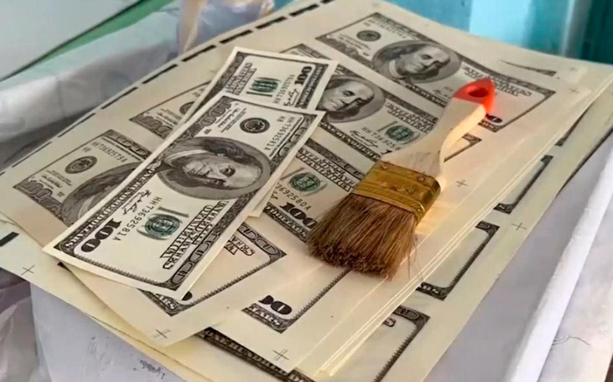 Полиция задержала подделывающих стодолларовые купюры фальшивомонетчиков