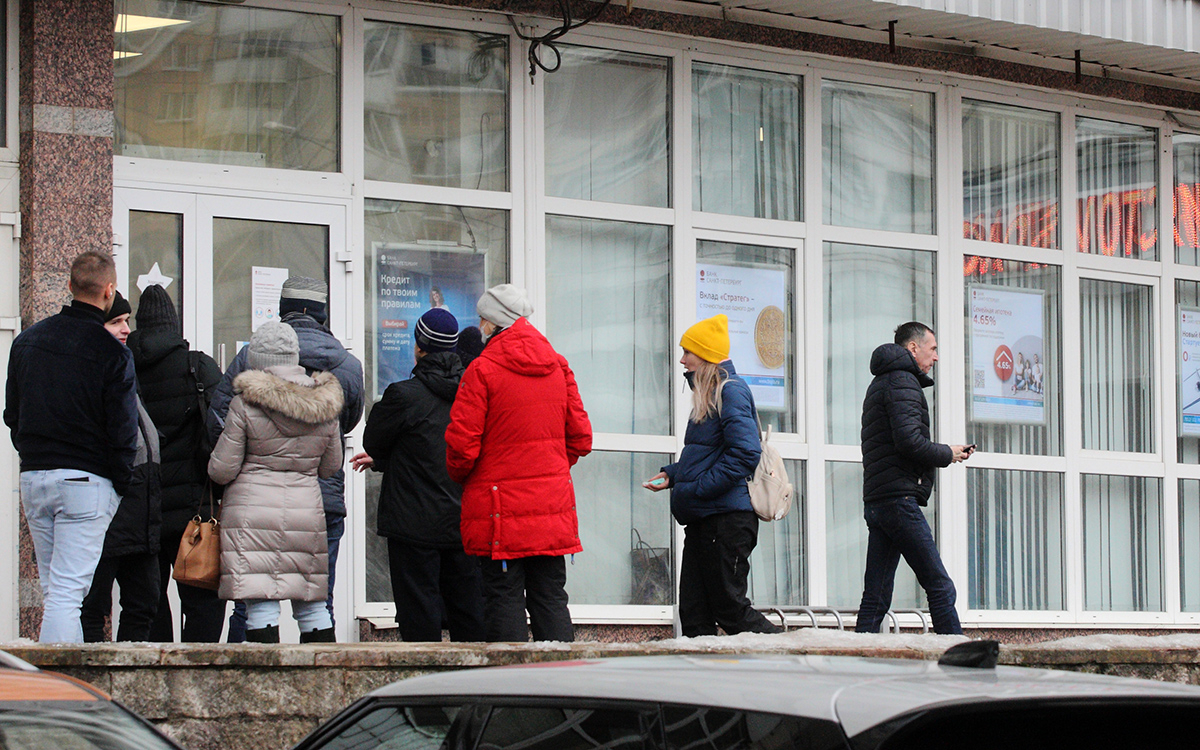 Банки ответили на данные о проблемах со снятием валюты