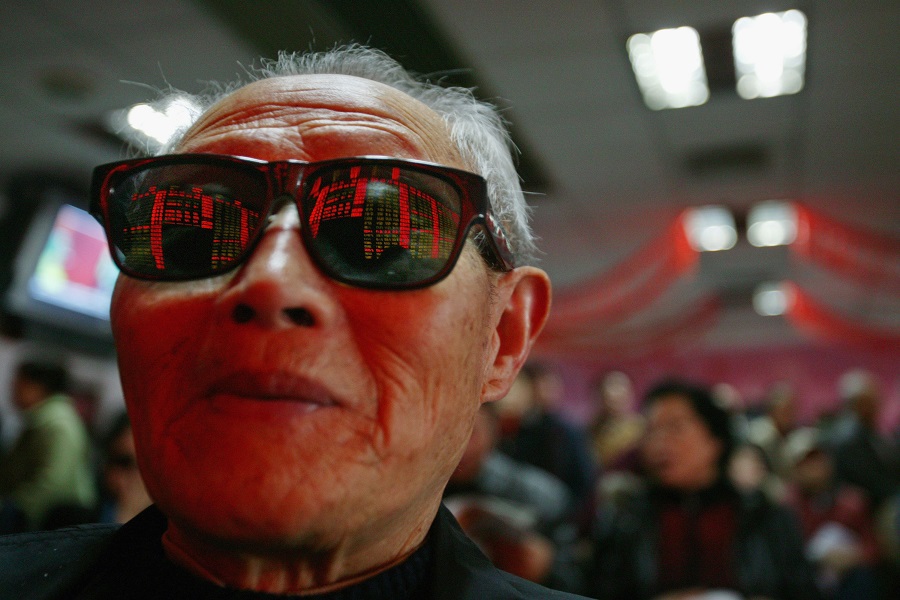 Инвестор просматривает котировки акций на электронном табло, 2007 год. Нанкин, провинция Цзянсу, Китай