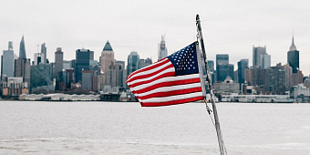 В 2021 году инвесторы вложили в фонды акций больше чем за 19 лет