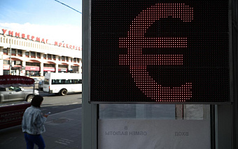 Курс евро на Мосбирже опустился ниже ₽100