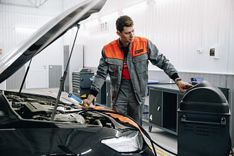 Автомеханики приближаются по зарплате к программистам