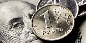 «Сбер» спрогнозировал ослабление доллара до ₽67,5 на торгах 10 января