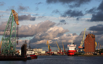 ЦБ допустил профицит торгового баланса в 2023 году меньше прогнозируемого