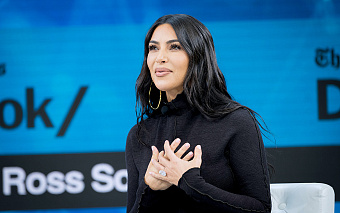 На Кардашьян и Мейвезера подали в суд за махинации с криптовалютой